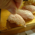 かわしま寿司 - カマトロの炙りに岩塩を落として