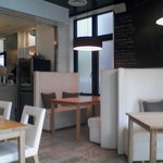 明るい店内すっきりお洒落。