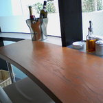 クッチーナ・アン・ベース - 大きな窓、明るく居心地良いカウンター席。