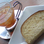 ピッコロランチ￥800 （サラダ・スープ・パン・パスタ・ドリンク）コンソメスープに自家製黒糖パン。