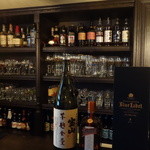 バー　ジュラ - バックバー。向かって左手。