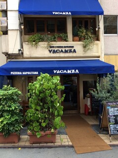 VACANZA - イタリア南部の海沿いにあるようなお店です。