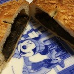 ますだ製パン - 牛スジ黒カレー　切ったところ