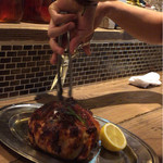 ビストロ チキート - お兄さんがカットしてくれます♪