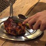 ビストロ チキート - お兄さんがカットしてくれます♪