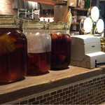 ビストロ チキート - カウンターに並んだ、漬け込み果実♪ここの自慢は漬け込みハイボールです