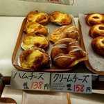 Chiisana Pan Ya Kaiza - お客さん３人いたら結構目一杯のお店…で、写真とってた私は邪魔だったと思う(._.)