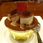 カフェテリア 風の音 - 次は、「ティラミス」です。
      生クリームの上にチョコの雪がのっています。
      さかえ屋の雪はチョコレート色です。