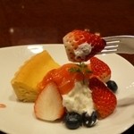 カフェテリア 風の音 - 最初はかわいいイチゴから。
      ちょっとクリームがついています。