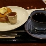 カフェテリア 風の音 - 最初はホットケーキセットです。