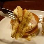 カフェテリア 風の音 - バターとハチミツをたっぷりつけて３枚一緒に、ハイ１口。
      フワフワしたホットケーキです。