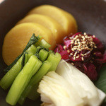 Shinnagasaki Kasen Ichigyoichie Shokakuya - ギネス認定のミネラル世界一の沖縄の
      塩で漬けた自家製「契約農家の野菜」の漬物。 