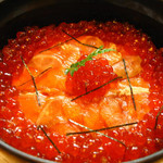 ●名产大粒三文鱼籽和芝麻红甘鲹鱼盖饭