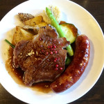 BARU 竹末 - ステーキランチのメイン、豚肩ロースとソーセージ。