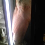 Kirai Kippan - 店内の冷蔵庫に豚ちゃんがぶら下がってるぅ～