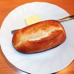 シェノブ - パンをセレクトしました。バター付きです。美味しくいただきましたよ。
