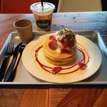 J.S. FOODIES 江ノ島店 - ストロベリーパンケーキ＆アイスロイヤルミルクティ