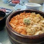 鱗晃 - ウニ2色丼(o^－^o)小鉢や味噌汁付き。甘エビのサービスまで♪(*´∀｀)早起きして得しました(笑)
