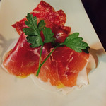 ザ　グラブ - 生ハム盛り合わせ。小技が効いた一品です。タパス的な気の利きようが嬉しいです。