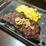 いきなりステーキ - 鉄板に乗って「アンガス牛サーロイン 215ｇ (1505円)」