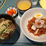 元祖 平壌冷麺屋 - 焼肉丼＝¥６８０[税込]
      ピビン麺 [小] ＝¥６００[税込]