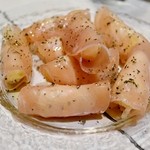 酒場わたなべ - 桃と自家製クリームチーズの生ハム巻き生ハムと桃のロール