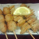 鶴亀 - 鳥皮２本２００円(税込)、つくね２本２００円(税込)(２０１５年８月７日撮影)