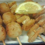 鶴亀 - 鳥皮２本２００円(税込)、つくね２本２００円(税込)(２０１５年８月７日撮影)