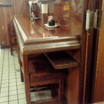 鶴亀 - カウンター席(２０１５年８月７日撮影)