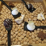 リストランテ ナカモト - 小菓子　柚子マシュマロ、メレンゲ、文旦チョコレート、チョコグラノーラ