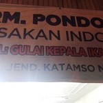 RM. Pondok Gurih - 店の表に掲げられている垂れ幕です。
