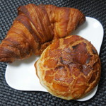 クロワッサンたま木 180円、洋風あんぱん 200円