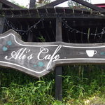 アリス カフェ - 店は坂の上にあるので、入口の看板が目印
