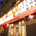 Yakiton Yukachan Azabu Fujishima - 大量の提灯は賑やかなお祭りのイメージ。店外には「お囃子」も流れています。