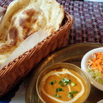Pashu Pathi - チキンカレーとサラダ、大きなナン