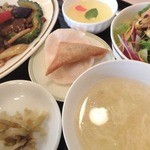 中国料理 龍王 - 週替わりの　メインとサイドメニュー、サラダ、ご飯、スープ、ザーサイ、デザート。