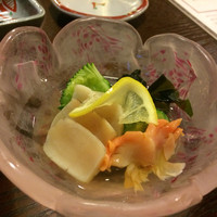 鰻 十和田 - 貝の酢の物。3種類の貝が入った酢の物です。
                鰻の前に口の中をサッパリさせてくれます。