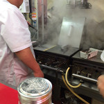 ぎょうざ専門店 赤萬 - 丁寧にぎょうざが焼かれています！