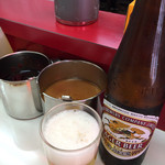 ぎょうざ専門店 赤萬 - カウンター。味噌ダレが準備万端！