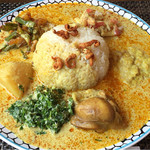 イエローが眩しいスリランカカレー！