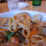 イルゴローソ - アサリ、エビ、きのこのトマトクリームソース
      自家製パスタ