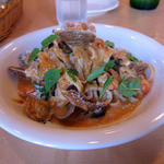 イルゴローソ - アサリ、エビ、きのこのトマトクリームソース
      自家製パスタ