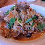 イルゴローソ - アサリ、エビ、きのこのトマトクリームソース
      自家製パスタ