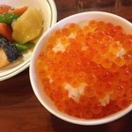 Ishinomaki Gurando Hoteru - 豪快に作る「いくら丼」
