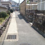 蕎麦工房 膳 - これが噂の細い路地 車の方は頑張りましょう