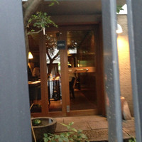 今彩 - ちょっと奥まった感じの店の入り口。