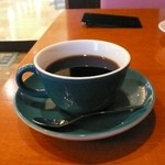 ADHOC - 少しずつ温かいコーヒーを飲んで、体力温存するのが目的なんです。