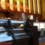 ADHOC - 店内はごく普通のカフェです。
      ケーキのお持ち帰りも出来るんです。