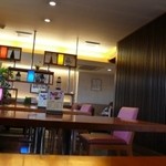 ADHOC - カウンターとテーブル席があります。