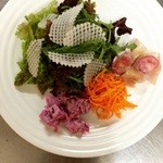 カフェ・ド・ロトリー - 自家製ドレッシングを使ったサラダ